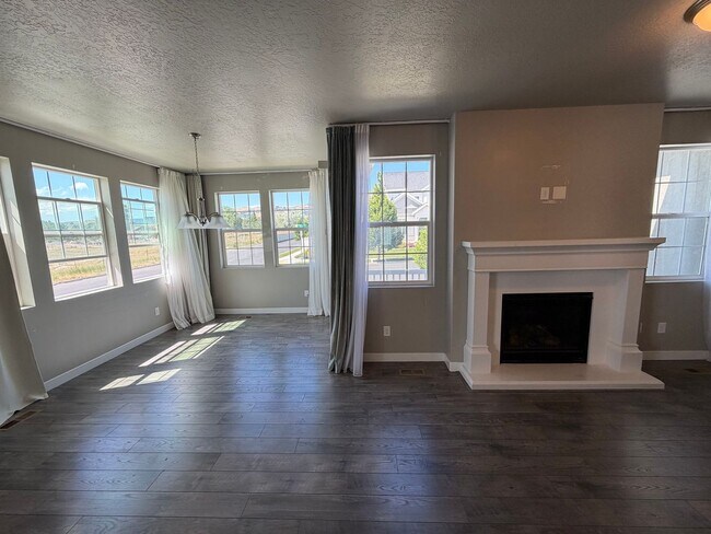 Building Photo - Beautiful 5-Bedroom Home in Lehi - Plenty of Storage!