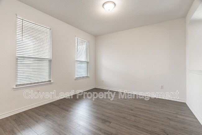 Building Photo - 302 Colonial Blf