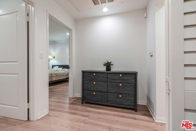 Building Photo - 5625 Crescent Prk W