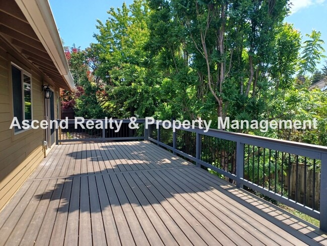 Building Photo - Wonderful Lake Oswego One Level 2 Decks 2 ...