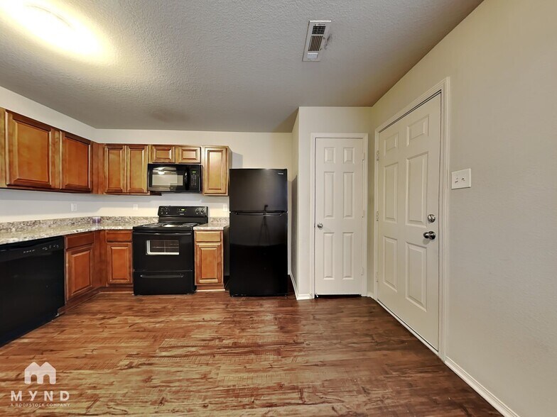 Building Photo - 940 Pinehurst Loop