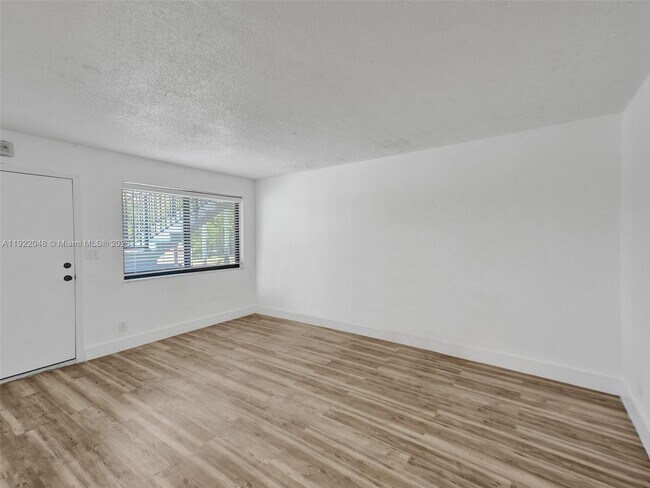 Building Photo - 114 SE 8th St