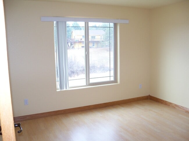 Building Photo - 6 BED | 3 BATH | TRIPLE GARAGE | RED ROCK ESTATES