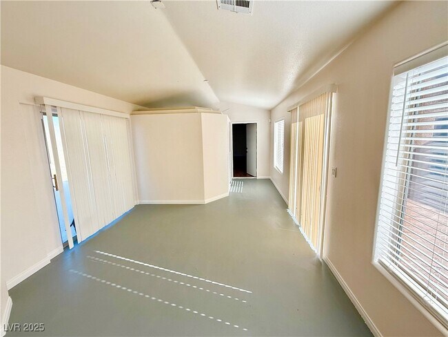 Building Photo - 1100 Dollar St