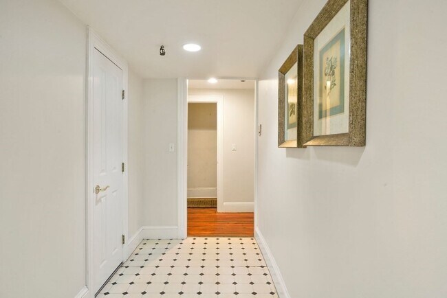 Building Photo - 296 Marlborough St