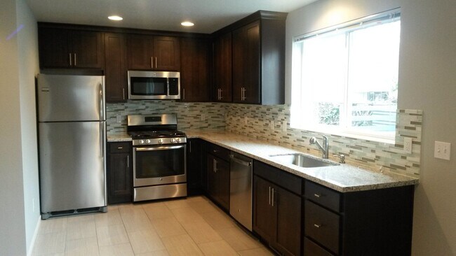 Building Photo - Charming SE Bungalow 3 Bed 2 Bathroom with Washer & Dryer