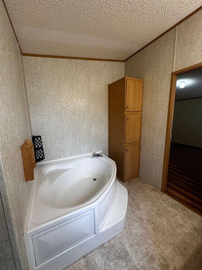 Building Photo - 3 Bedroom 2 Bath Mobile