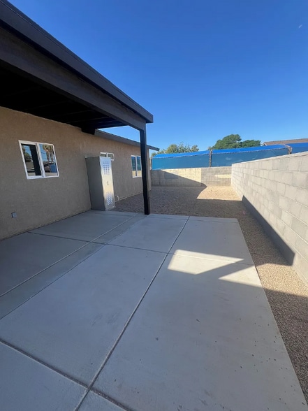 Building Photo - 112 S Avenue B