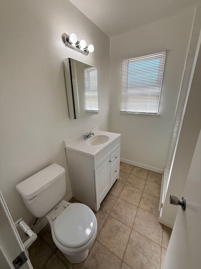 Building Photo - 4 bedroom home in LB with Large backyard now ready to rent!