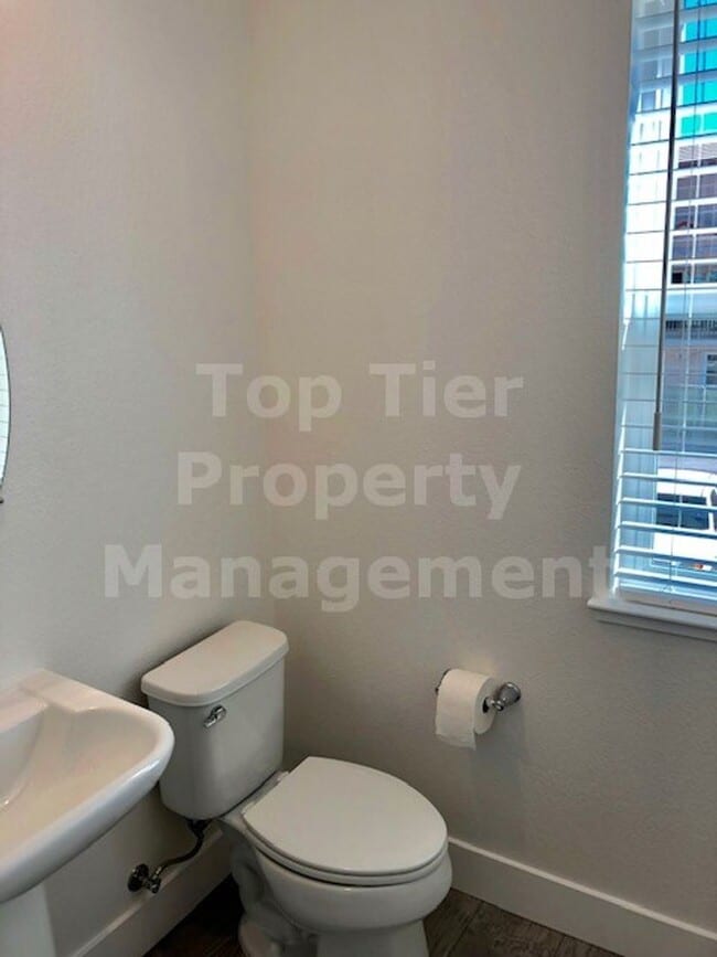 Building Photo - Beautiful tri-level 3 Bd/2.5 Ba, 2000 sf single-family house in Pleasant Hill available for lease...