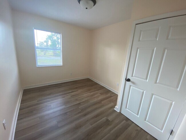 Building Photo - Charming 3Bed/2Ba Duplex Unit Conveniently...