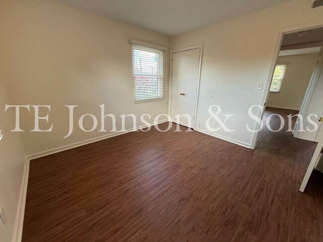 Building Photo - Modern 2 Bedroom Apartment with Water Included on Forsyth St