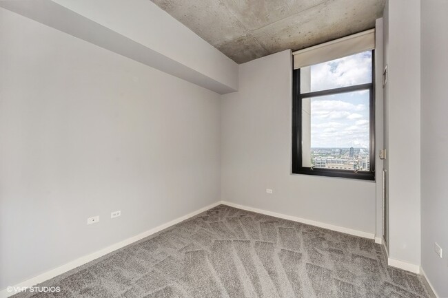 Building Photo - 235 W Van Buren St