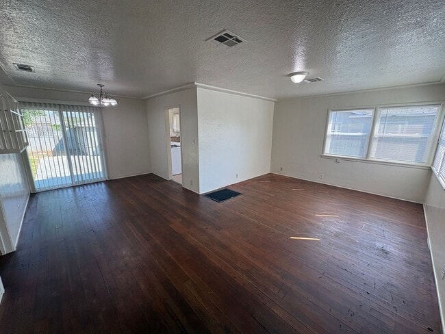 Building Photo - Cozy Home On Spacious Lot near Ballpark Rent Ready!