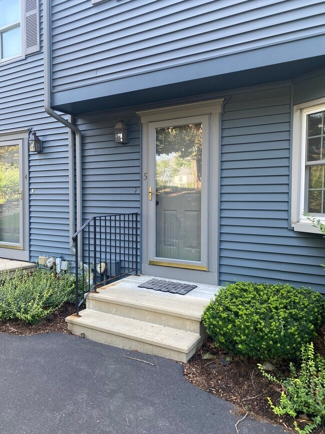 private front entrance - 7 Oak Ridge Dr