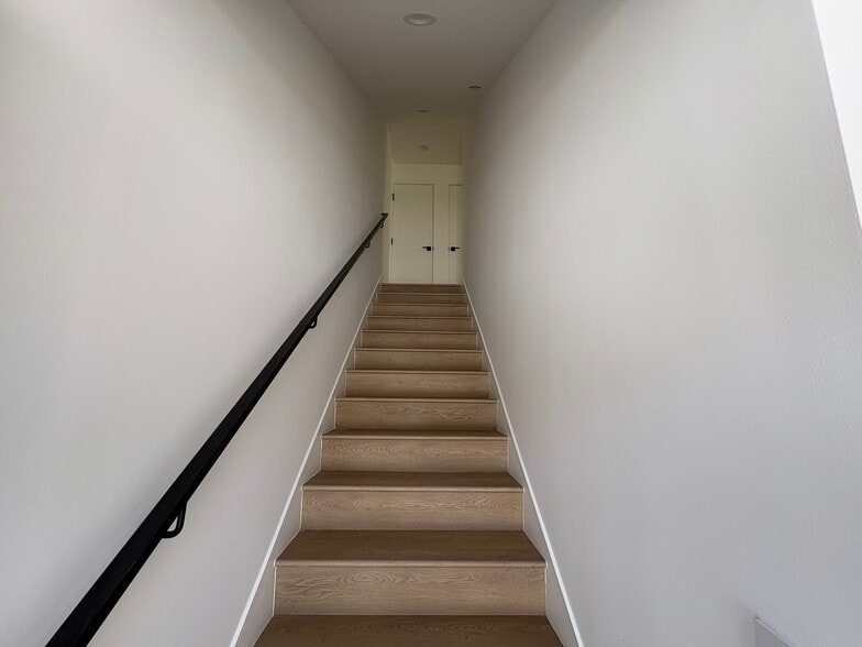 Building Photo - 14165 Calvert St