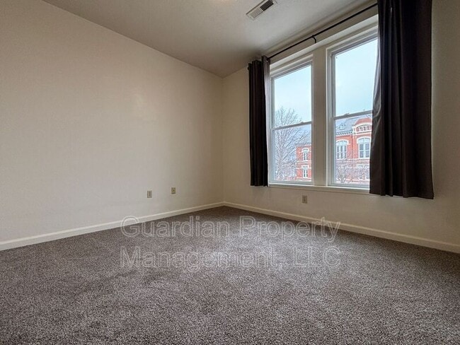 Building Photo - 116 E 3rd St