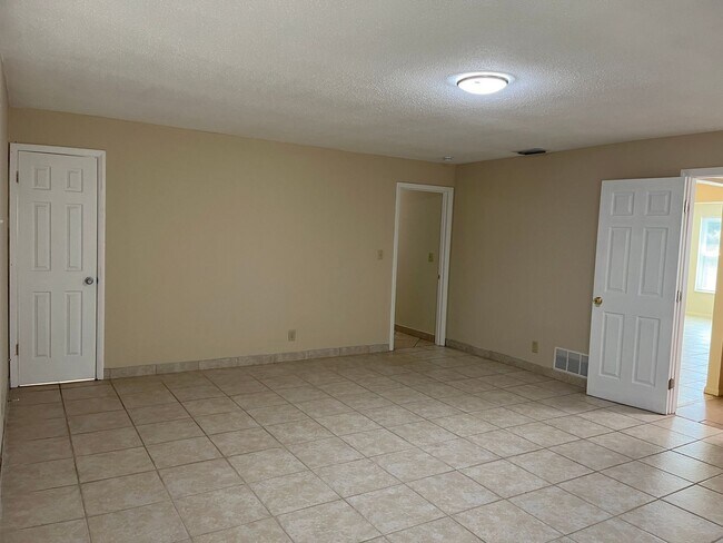 Building Photo - 900 US-1