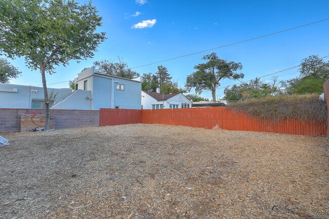 Building Photo - 618 Sycamore St NE