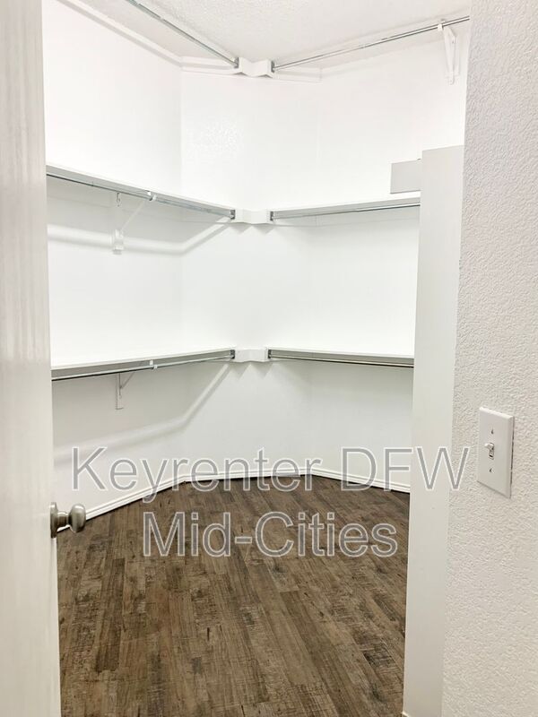 Building Photo - 2606 Lonesome Oak Dr