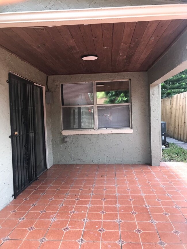 Building Photo - 3 bedroom 2 bath, corner lot