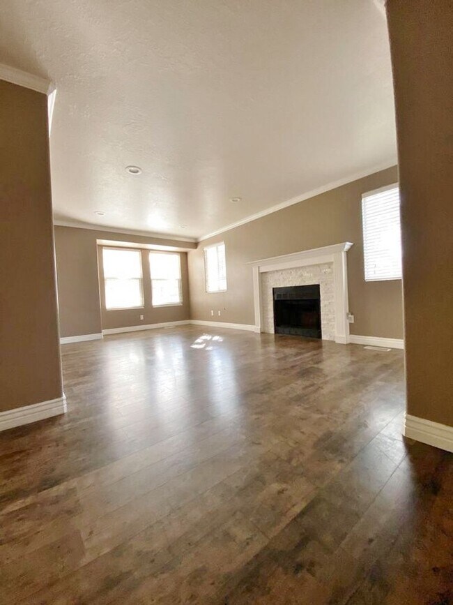 Primary Photo - Updated 2 Bd 2 Ba Condo in Sandy