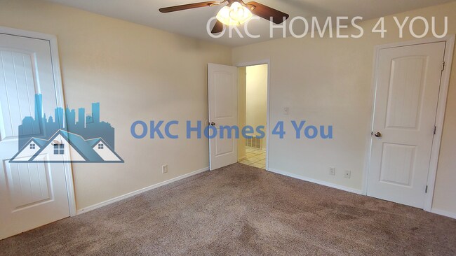 Building Photo - Move by November 15th & save $650 off the ...