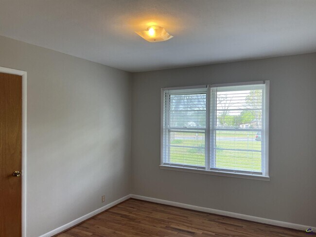 Building Photo - 482 Lake Joy Rd