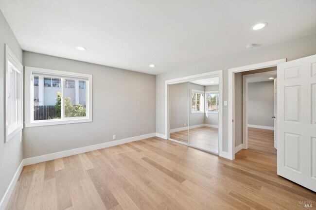 Building Photo - 918 Las Pavadas Ave