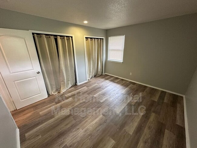 Building Photo - 222 N Oak Dr