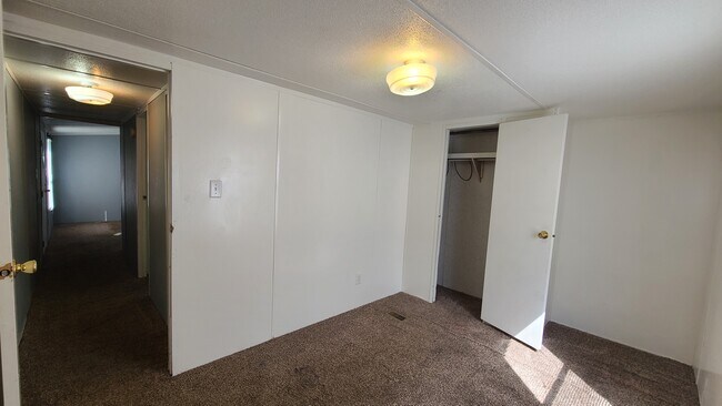 Building Photo - 17 Saturn Ln
