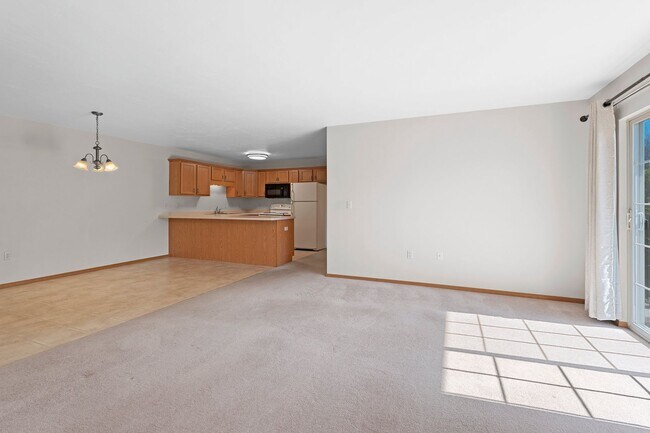 Building Photo - 2 Bedroom 2 Bathroom Lower 1 Car Garage