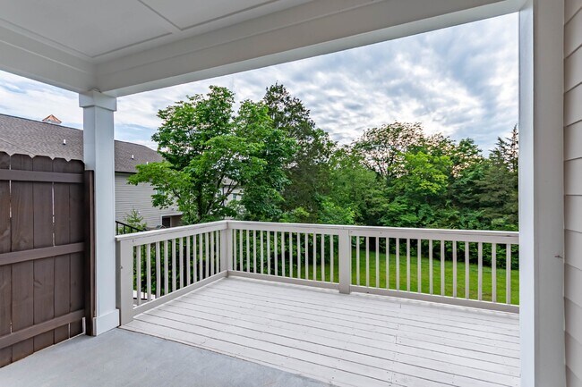 Building Photo - 2 Bed 2.5 Bath End Unit Townhome!