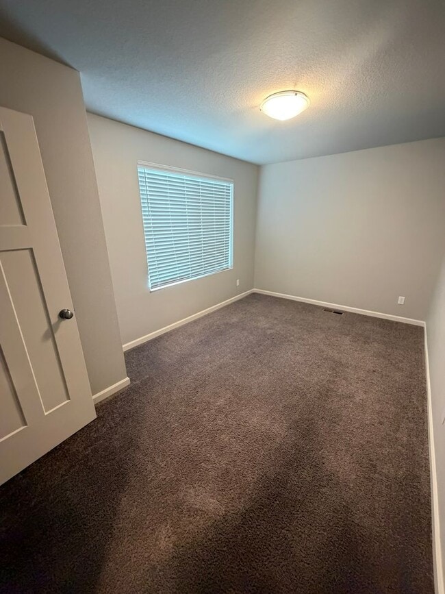 Building Photo - Must See Large Home in HOA Neighborhood!