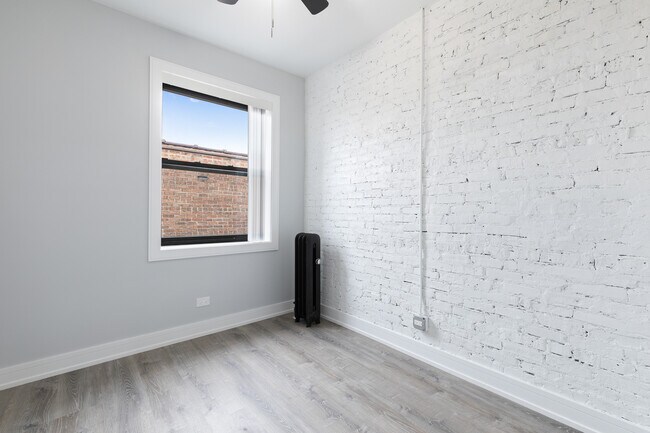 Building Photo - 7624 N Eastlake Terrace