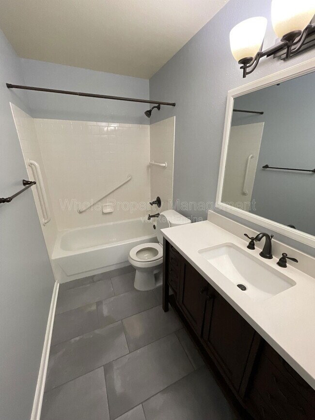 Building Photo - 2737 W Greens Dr