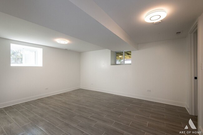 Building Photo - 4912 S Lamon Ave