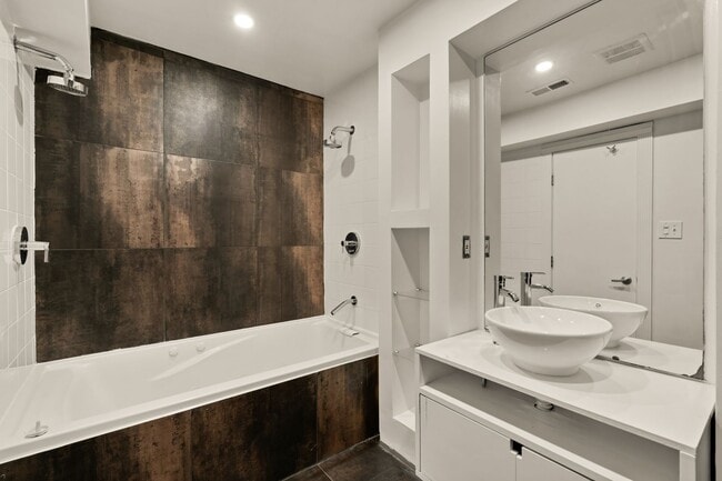 Building Photo - Bright and Spacious Terrace Level 2br in Mt. Pleasant!