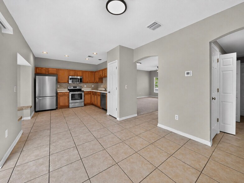 Building Photo - 6641 Cambridge Park Dr