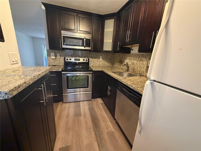 Building Photo - 300 Gardens Dr