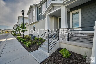 Building Photo - Beautiful Townhome in Bluffdale