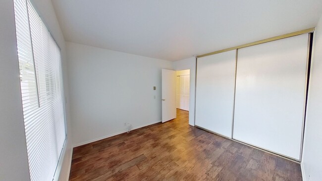 Building Photo - Lovely 3 Bedroom 1 Bathroom Condo in Woodb...