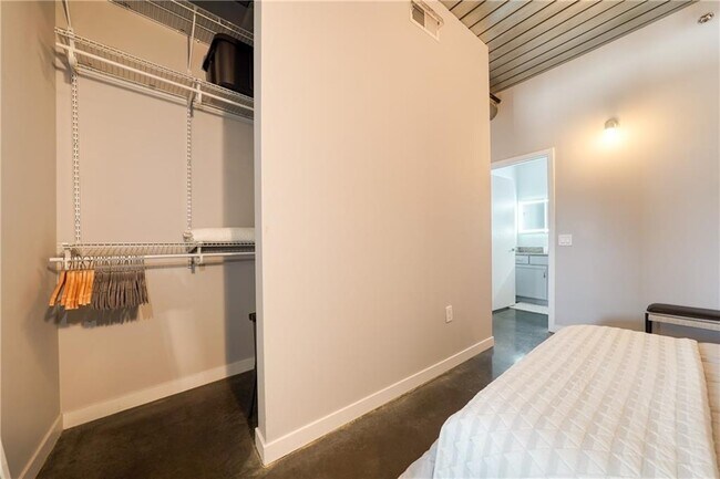 Building Photo - 620 Glen Iris Dr NE