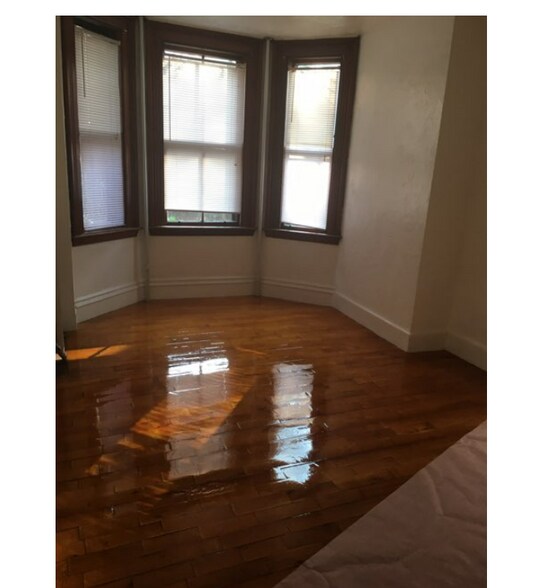 Building Photo - 4 Adella Pl