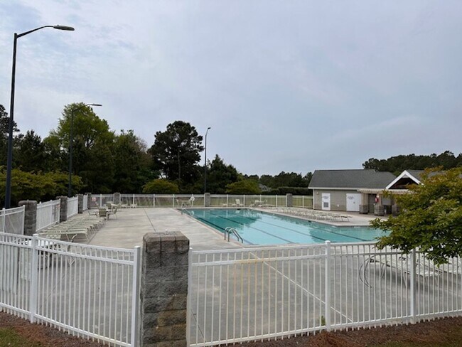 Building Photo - 4 Bedroom, 2.5 bath home in Mimosa Bay Com...