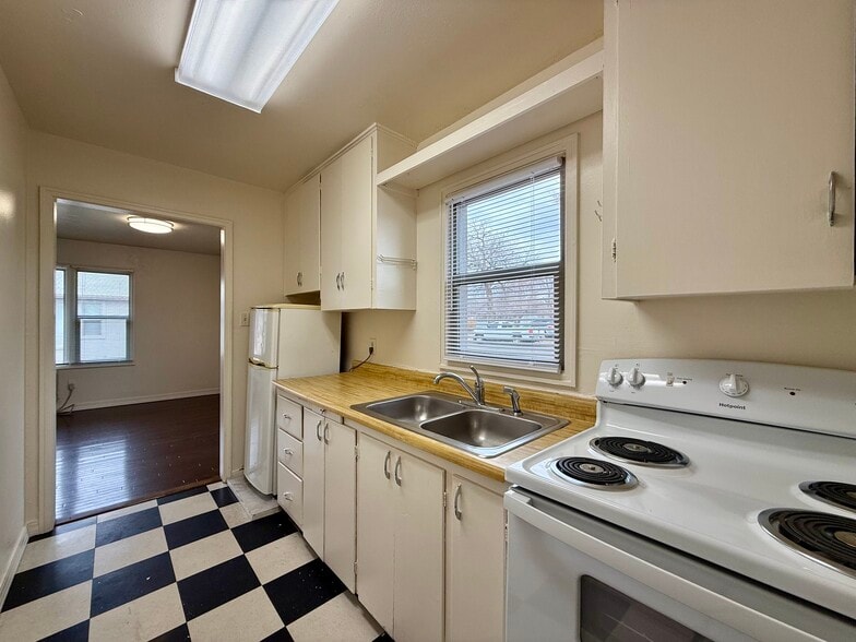 Building Photo - 1151 Belford Ave