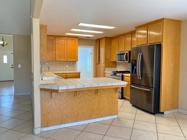 Building Photo - 4 Bedroom Home in Hollister