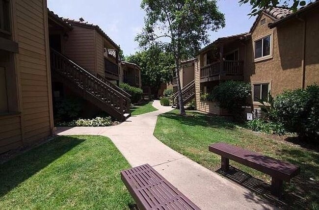 Building Photo - Awesome condo in gated community