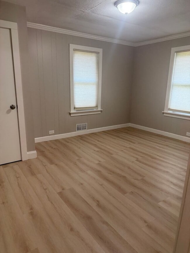 Building Photo - Adorable 4 Bed 1 bath Baldwinsville Cottage