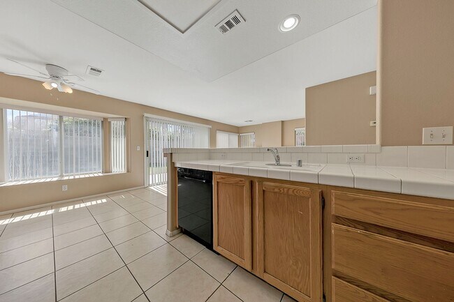Building Photo - Green Valley Home! Beautiful &  Spacious! Stainless steel appliances! Washer & dryer! No pets!